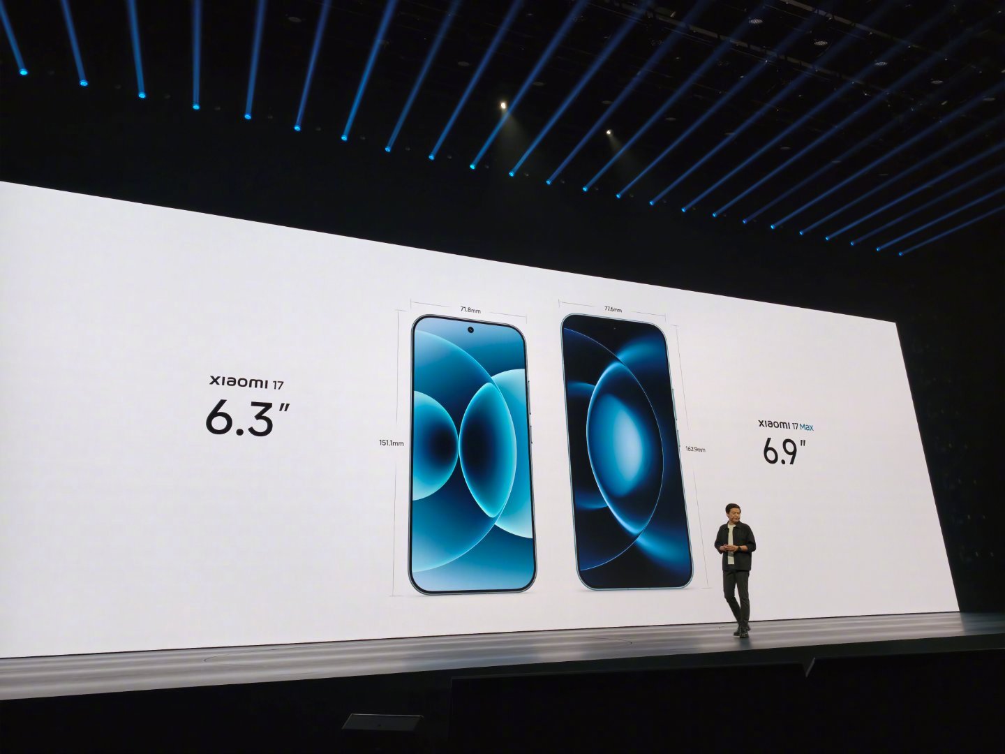 雷军上台发布小米17Max ，续航是iPhone 17 Pro  Max的两倍，