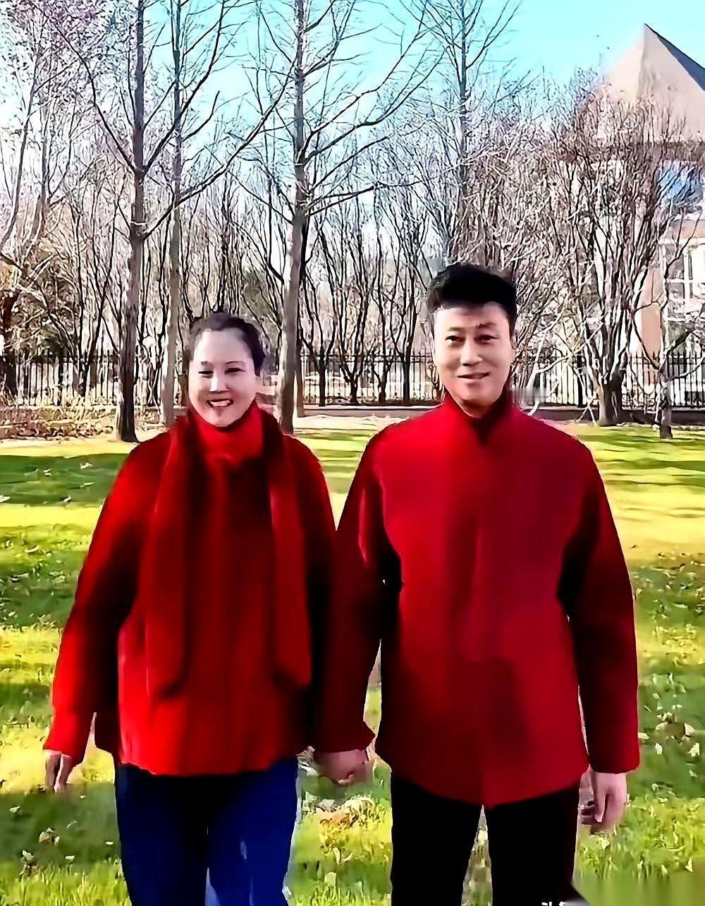 看到耿为华和他妻子的照片，好多人第一反应都是：这男的，命太好了。
事业上，顺风顺