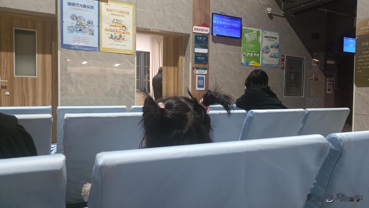 吃晚饭后带孙女来昆明经开区洛洋卫生院做个雾化，感冒咳嗽快一个礼拜了，今天是第三次