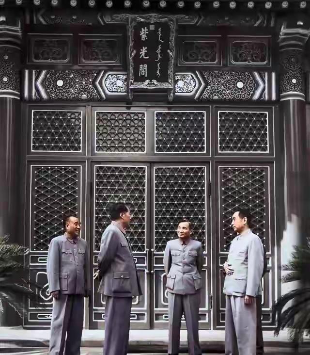 这是1954年的一张合影，我认出了主席，总理，其他两人不认识，一时想不起来名字了