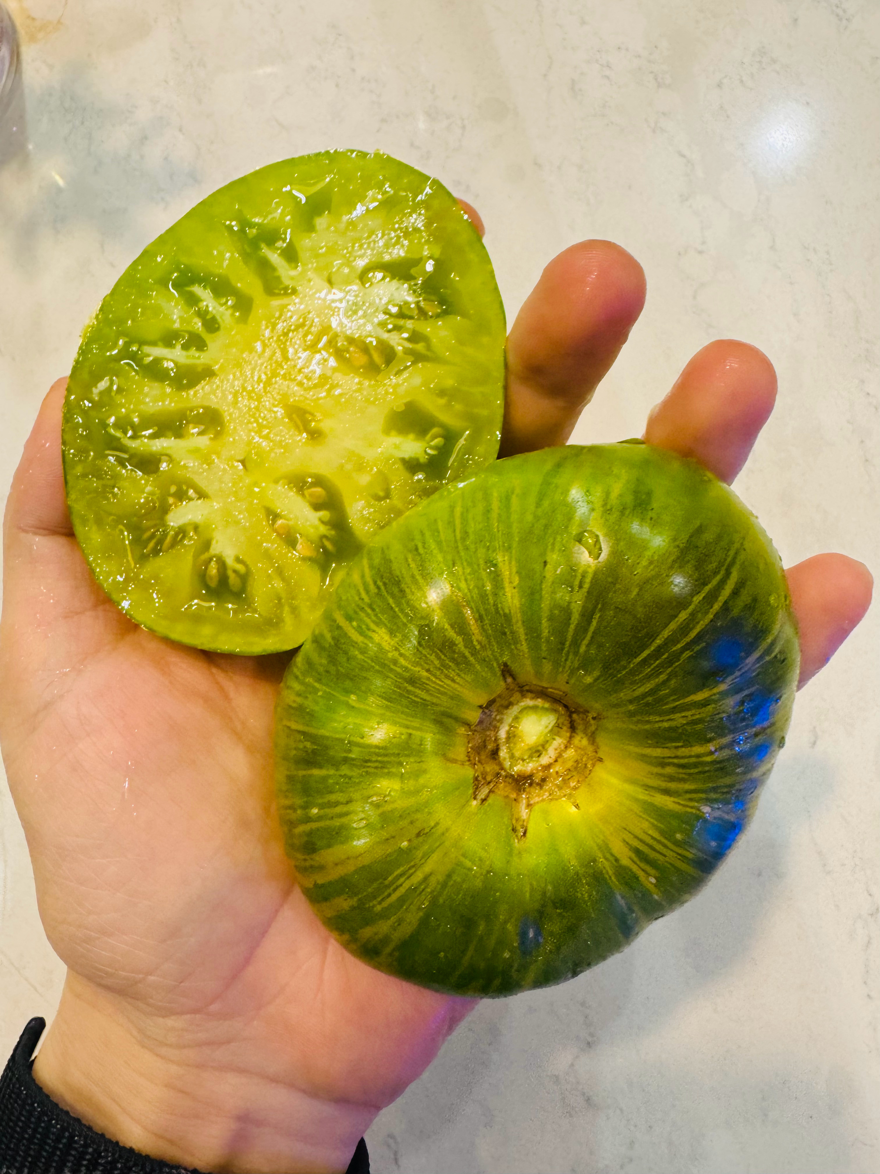 大番茄中我最喜欢这个绿色的像斑马条纹一样的品种，非常软，汁水丰沛，太喜欢了这个品