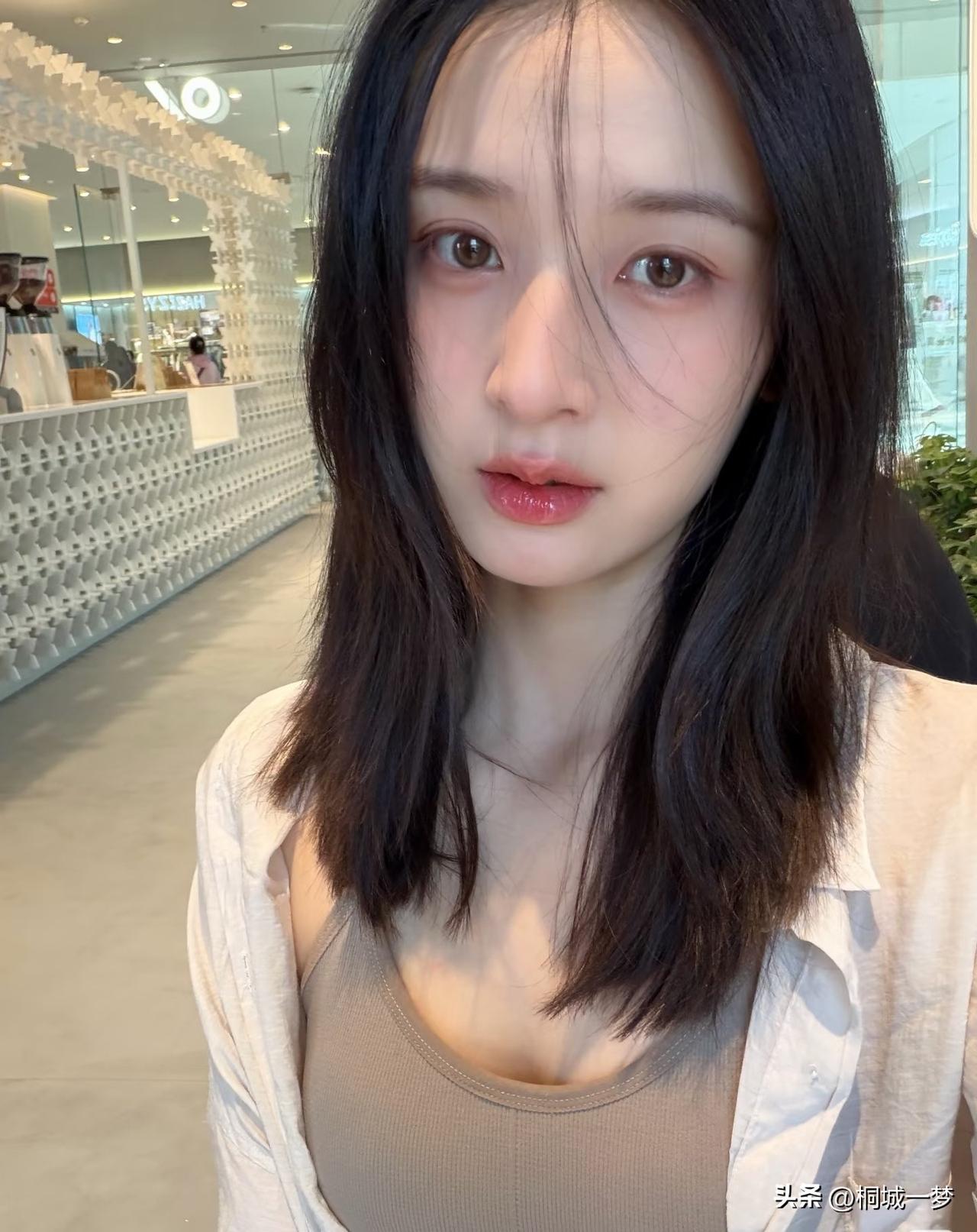 离了婚的表姐告诉我
不管多大年纪找对象
要么找一个会哄你的
要么找一个懂你的
或