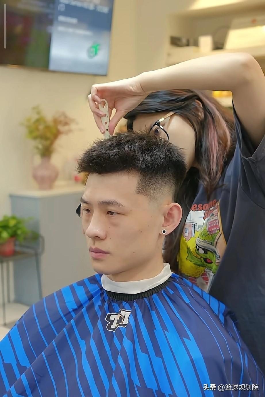 王岚嵚这小发型整的可以啊，精神多了！

王岚嵚回到自己的家长山东队后，很开心和兴