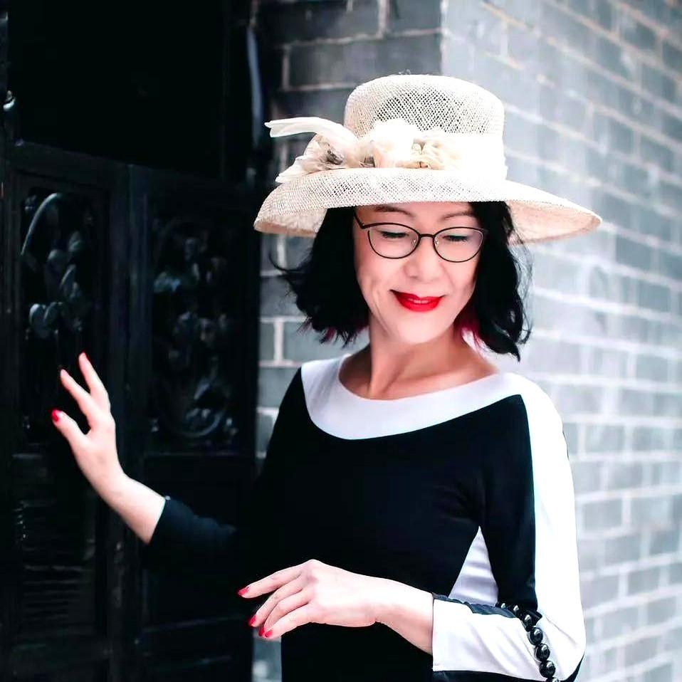 “旧爱不如新欢？”李国庆一句话把俞渝推上热搜。

昨天他在直播里夸现任：“她是爱