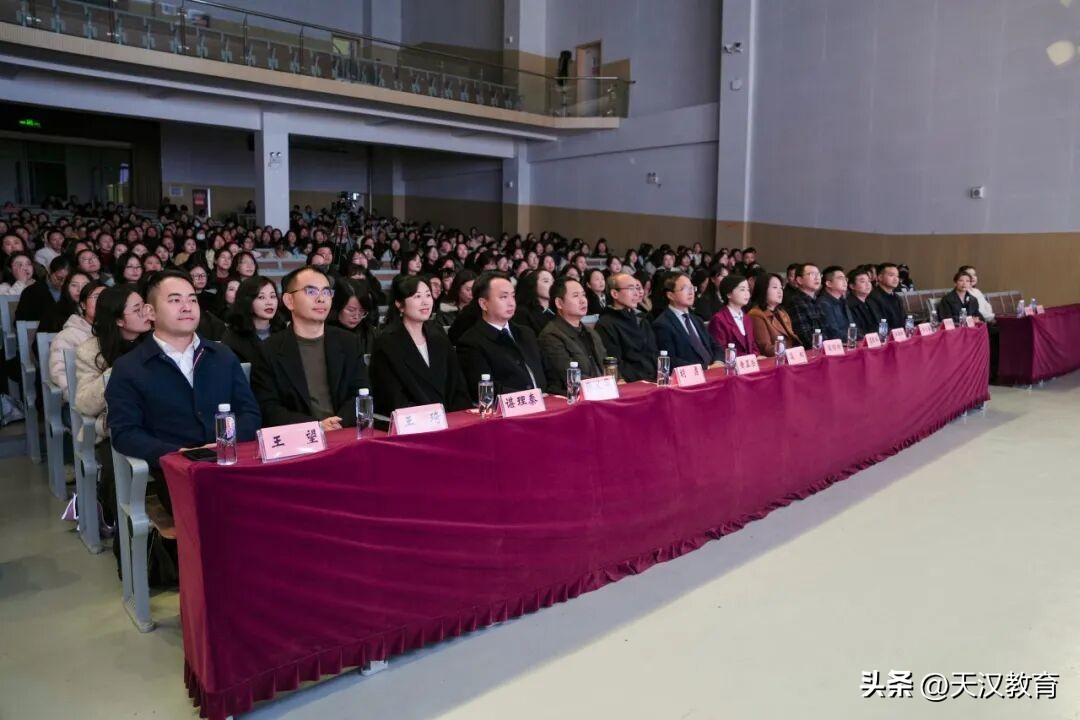 3月8日晚，汉中市龙岗学校和雅大礼堂内灯火璀璨、笑语欢歌，“展巾帼风采 谱龙岗新