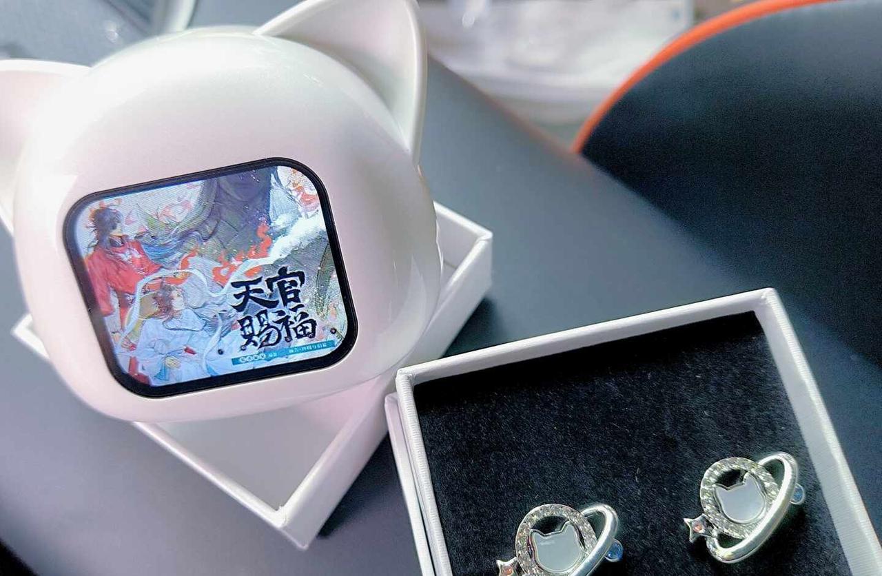 猫耳耳机✓已用上
1、声音开小了听不见，开大了漏音
2、屏幕膜上气泡划痕
3、息