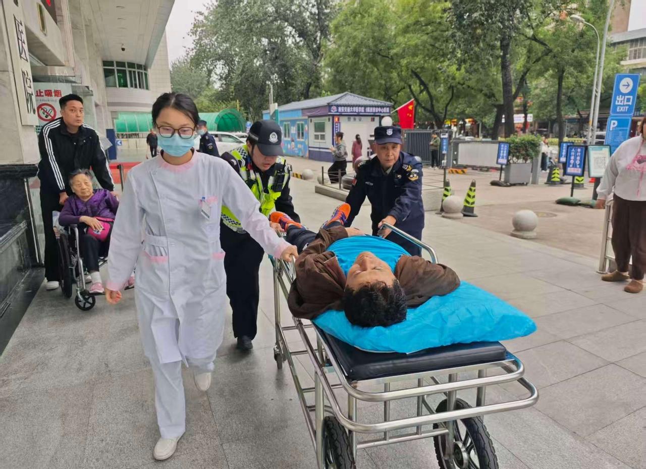 3分钟生命速递！莲湖交警紧急护送痉挛患者
【西安交警护航平安】2025年10月3