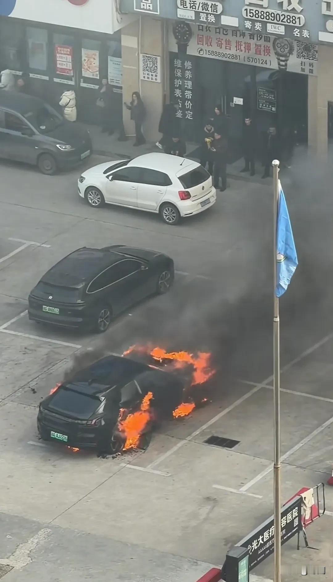 快讯，一辆极氪新能源汽车在静止状态下突然起火并发生多次爆破声最终烧毁。事发202