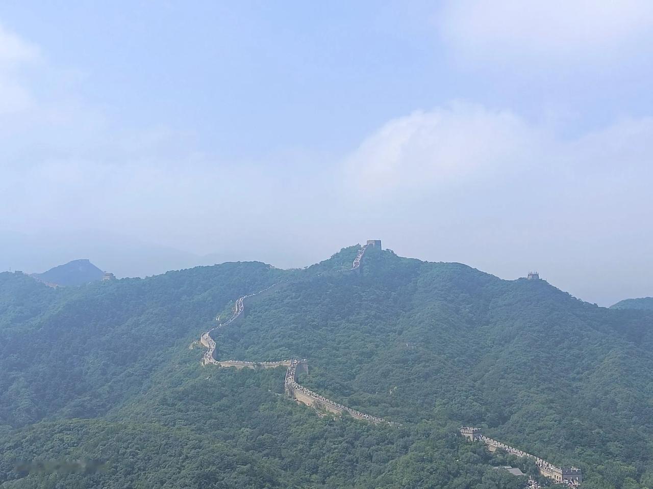 1968 年那个酷热难耐的夏天，清平镇仿佛被一层浓重的阴霾所笼罩。炽热的阳光无情