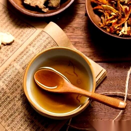 身上青一块紫一块的，跟被人打了一样。
刷个牙，满嘴的血沫子。
拿到那张化验单，盯