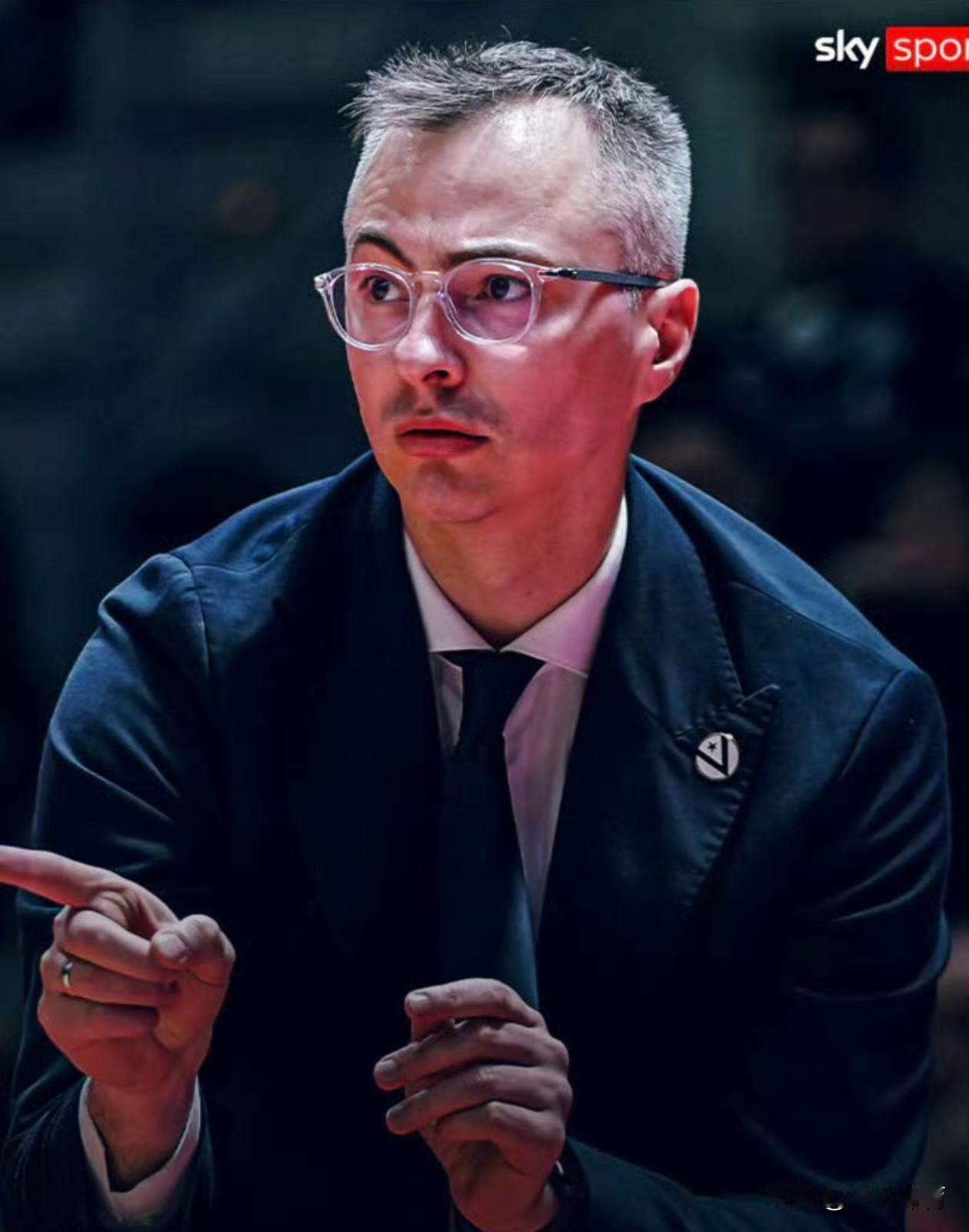 随着广东男篮意大利主教练内纳德·亚科夫列维奇到岗，广东男篮也彻底宣告了，执教球队