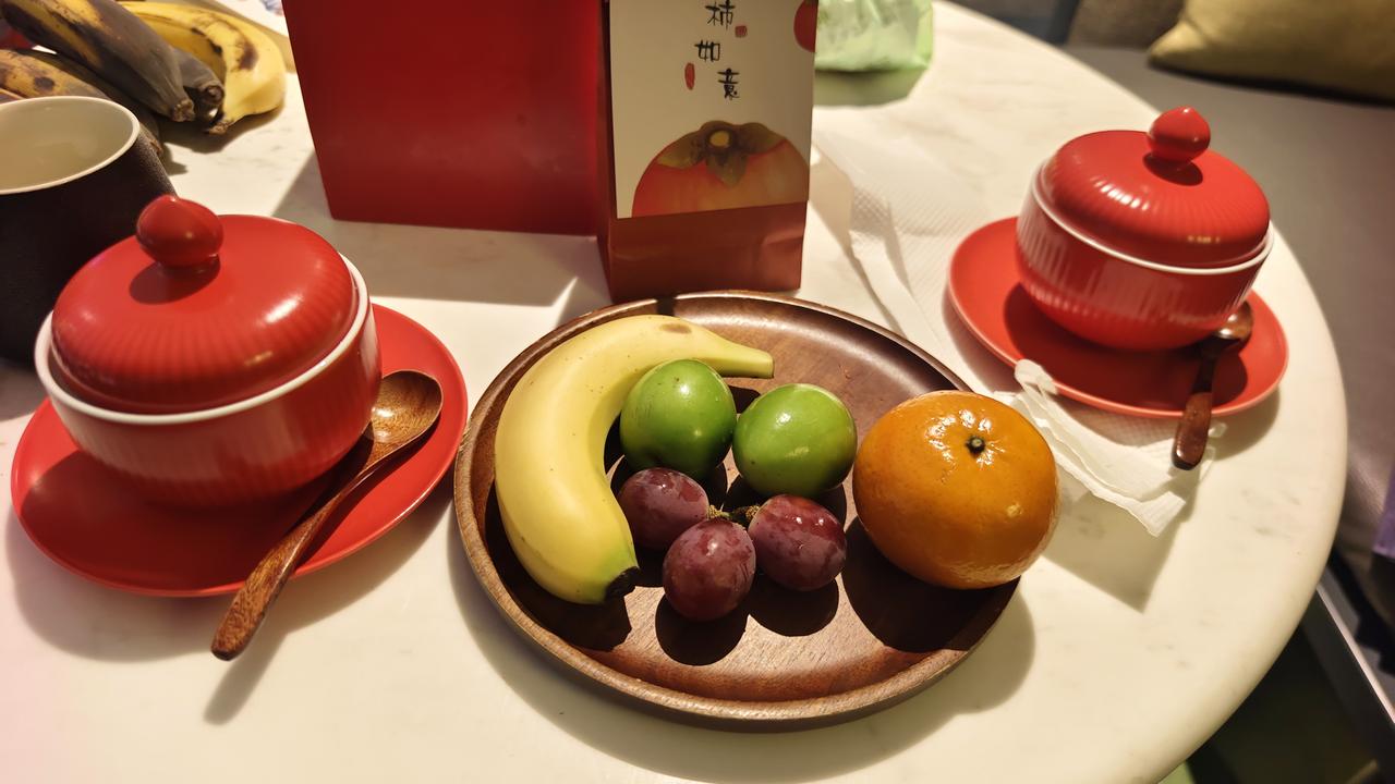 毛驴坐飞机过来，没用我们去接机，坐地铁到了宾馆。这娘俩也不嫌累，说啥要去看西湖夜