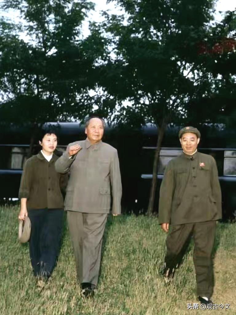 1969年，主席视察天津时，与最信任的两名工作人员——汪东兴、张玉凤合影留念。