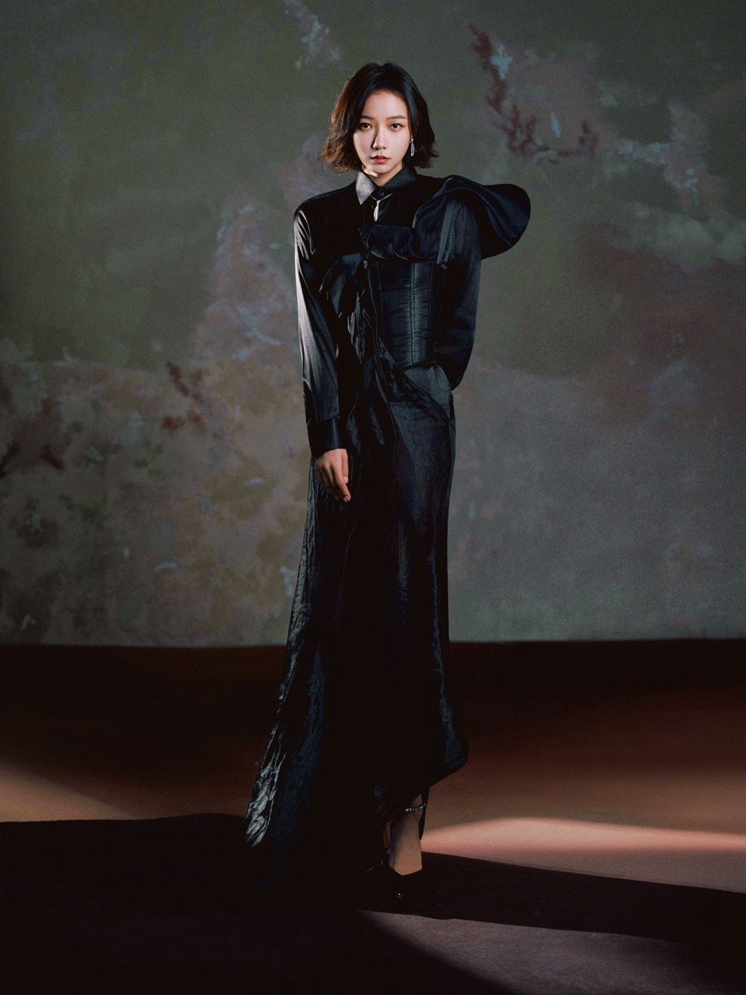 金鸡红毯上的王珞丹自带高光！黑缎长裙没有刻意吸睛的露肤设计，贴合身形的线条+清冷