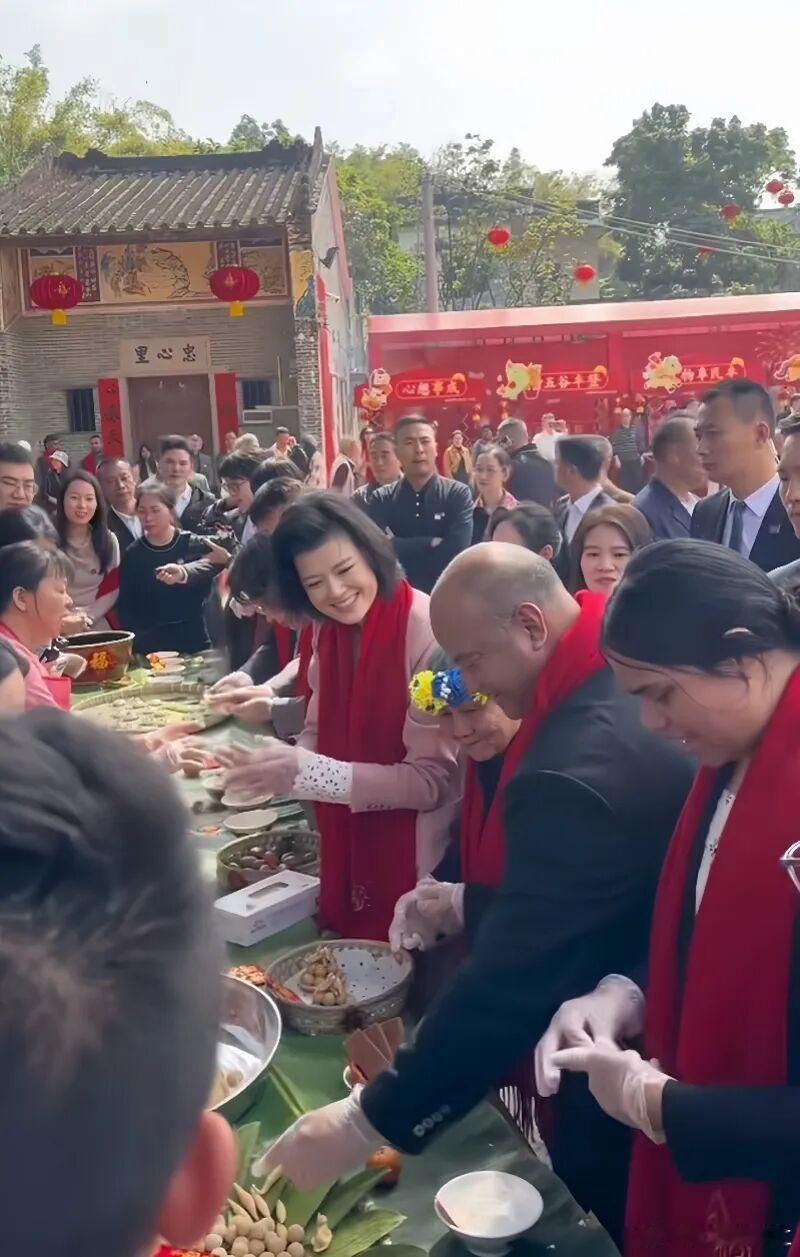 瑙鲁总统回祖籍地广东江门过小年，现场发红包，还学粤语“新年好”，当地村民：这是好