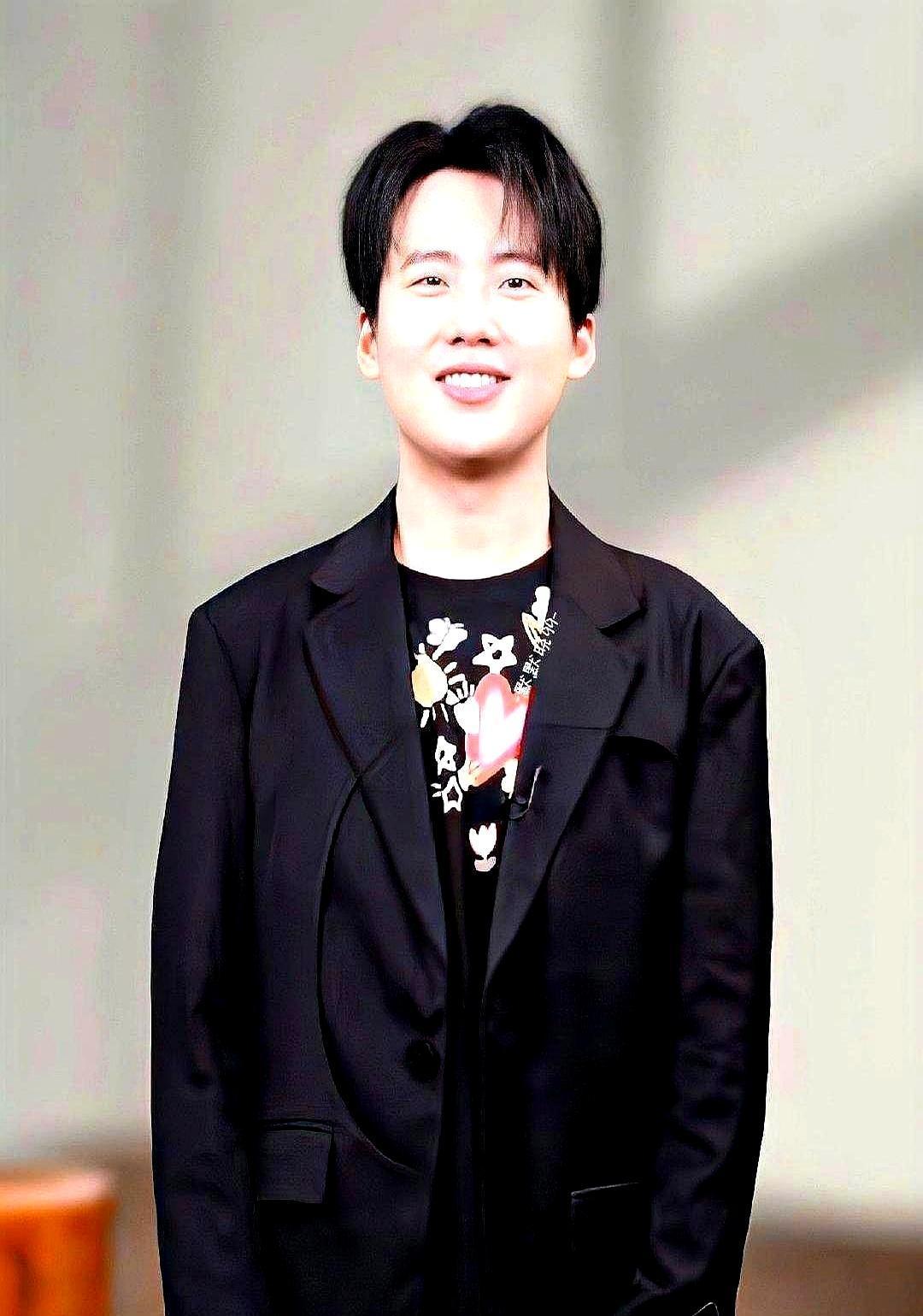 郭麒麟拿阎鹤祥找了个小七岁的对象说事儿，全场都等着看好戏。
你猜怎么着？
阎鹤祥