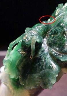 [微风]2007年，一名小学生在台北故宫观赏翠玉白菜，突然，他指着白菜上的蝈蝈大