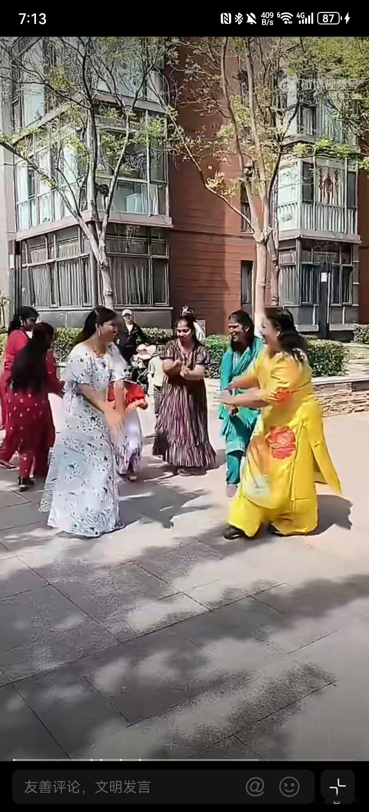别问！问就是专家家属……一位网友发现小区里突然来了不少外国人在小区里跳舞，看起来