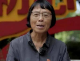 2007年央视演播室，导演盯着张桂梅的衣服直皱眉。

“你这身不行，得换正装。”