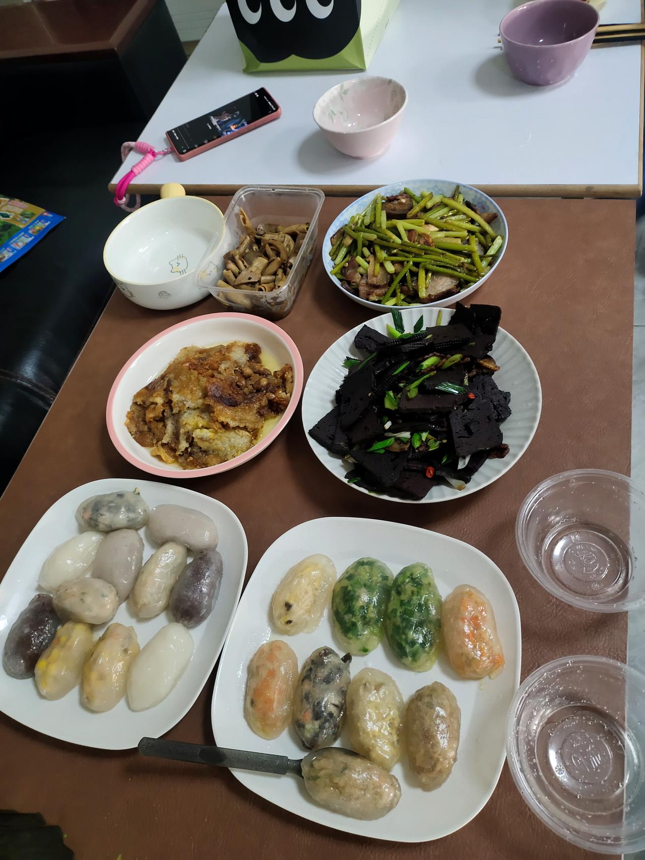 现在上班基本每天中午吃外卖，我觉得这样很不健康，外卖基本都是重油重盐，长期吃对身