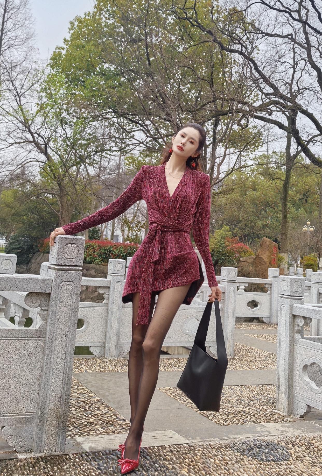 什么样的穿搭可以成为气质女神?红衣美人依栏杆