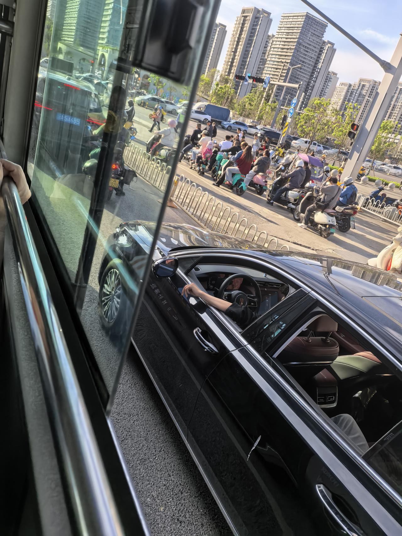 昌宏西路广昌立交桥现在赌在立交桥上总之还是因为钱的问题，如果是当初建成快速路就没
