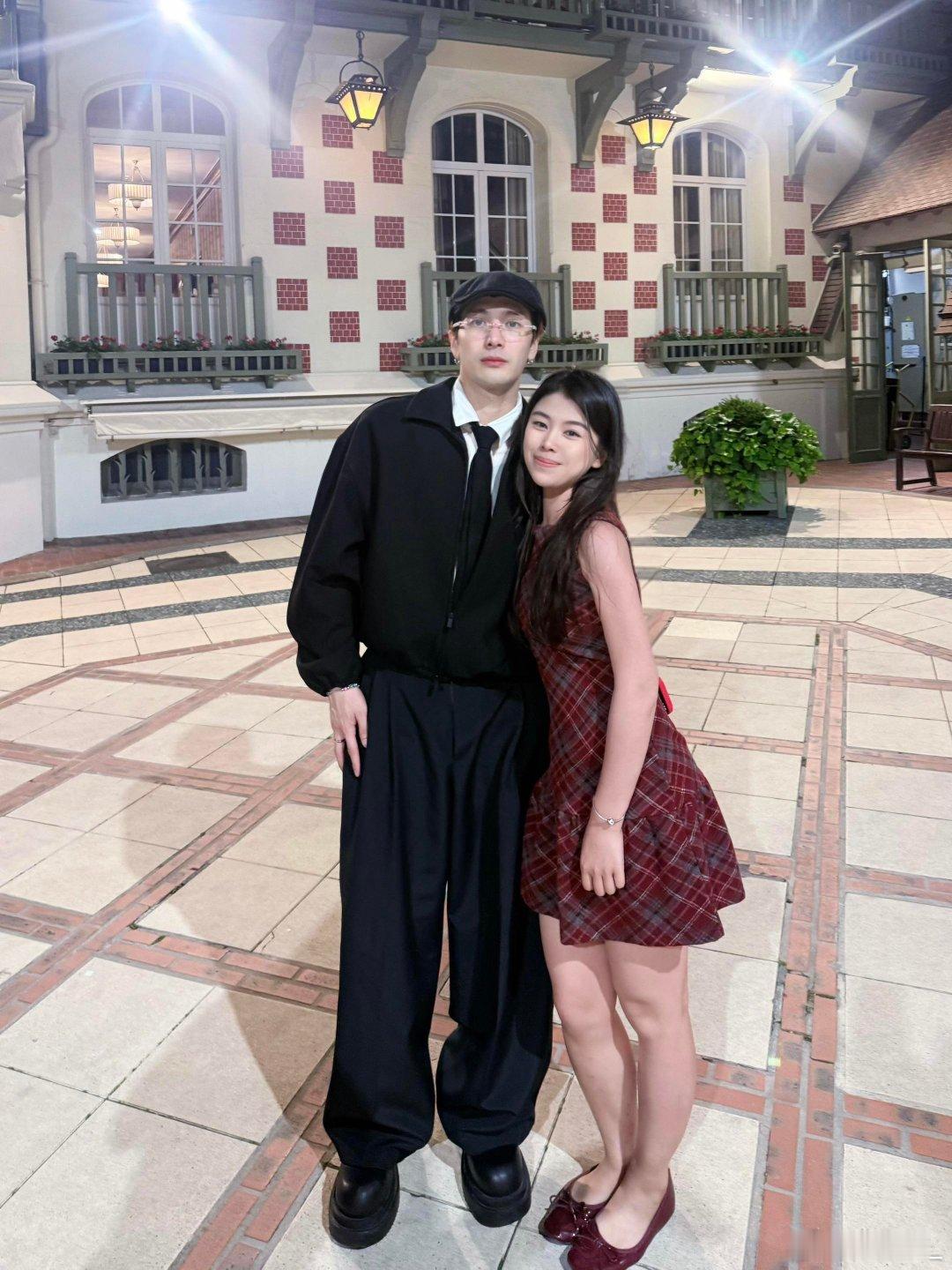 王嘉尔与何猷君婚礼嘉宾合照喜欢王嘉尔，一点🕐明星的架子都没有！ 