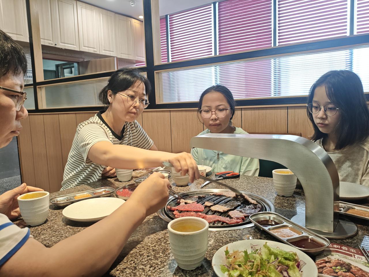 烤肉大餐超带劲，着实解馋，我从没吃过这么美味的肉。
这地儿真不错，人不多，味道佳