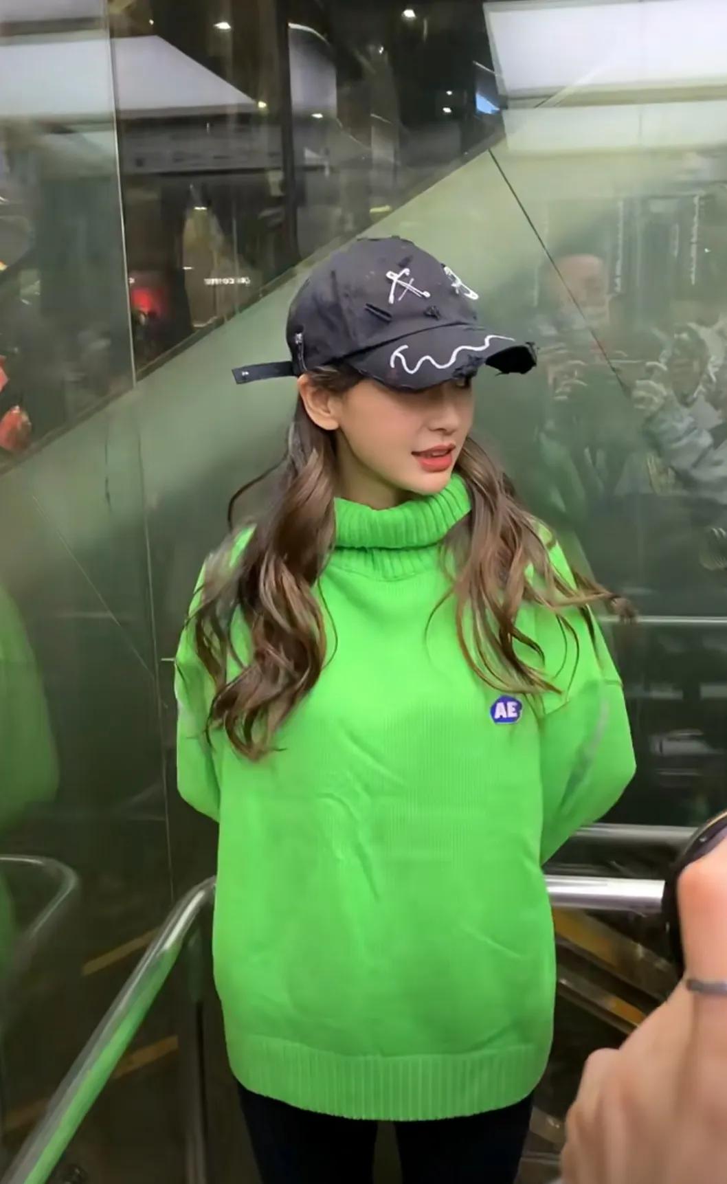 电梯里的angelababy
真的好像现实里的洋娃娃
镜头里还感觉不到
这毛衣普