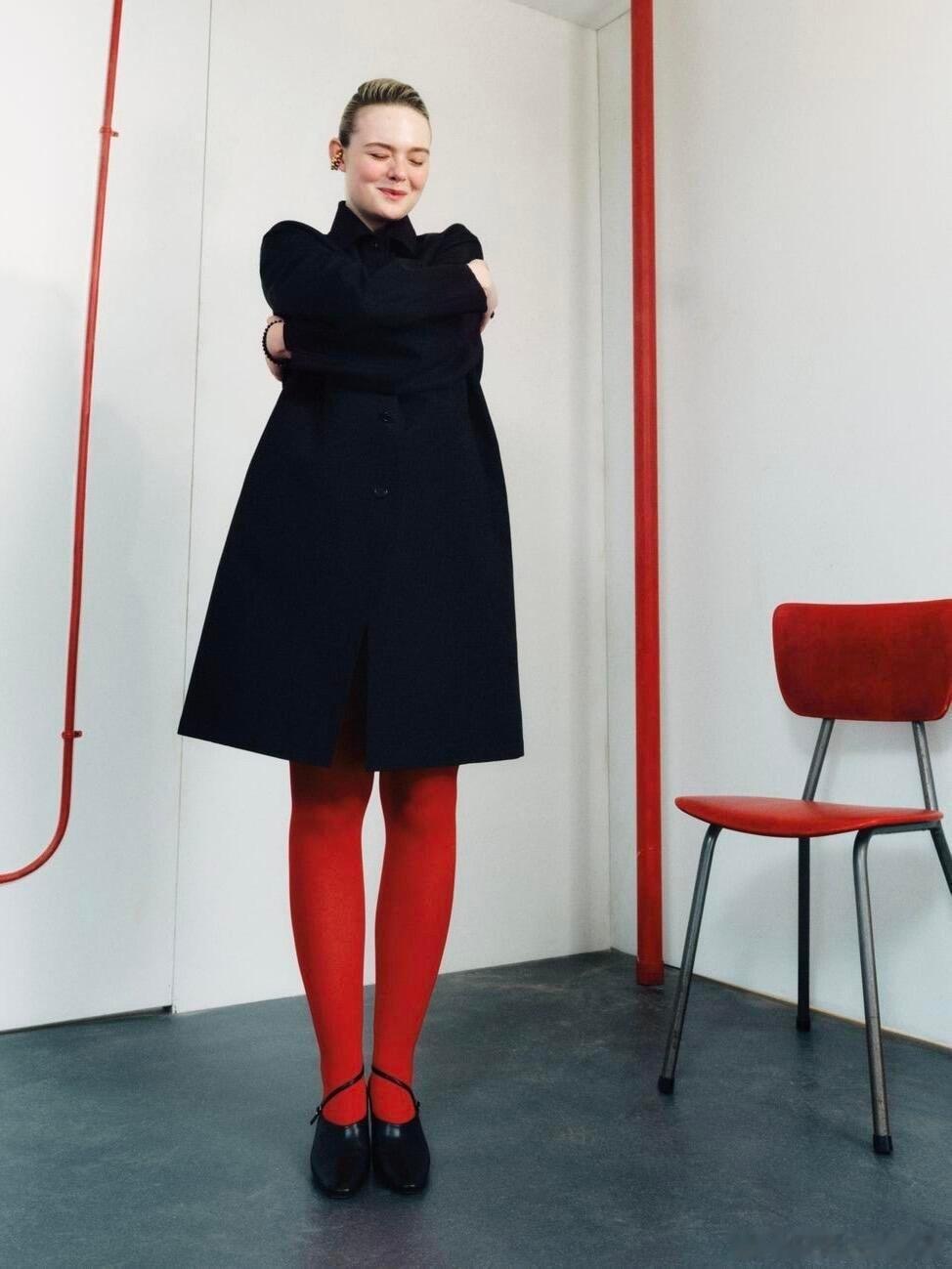 艾丽·范宁今日登上英版ELLE五月「The Modern Romance」特刊封