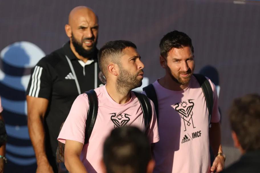 梅西的保镖Yassine Chueko，只看身材，[撇嘴]都够炸裂，更别说其背景