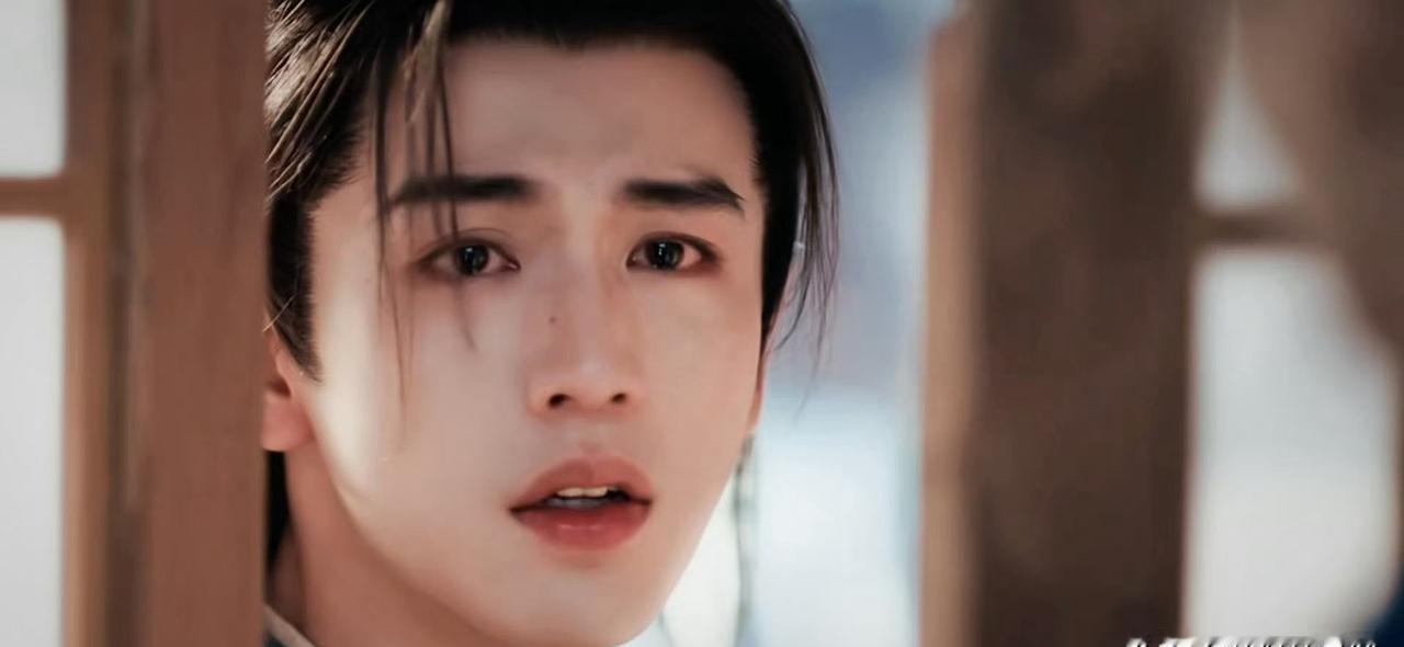 谁还敢说张凌赫颜值崩了？
看看《逐玉》里这10秒钟的哭戏，眼泪像淬火钻石一样，