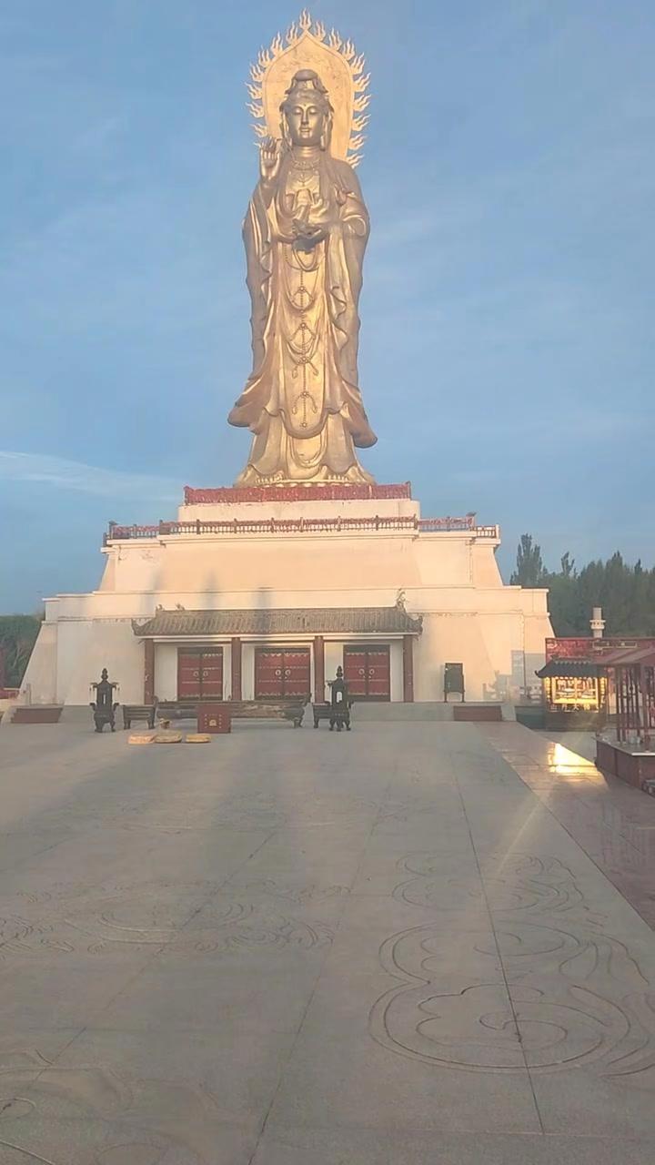 🏯来张掖一定要去大佛寺！看千年古刹里的卧佛，感受历史沉淀的厚重感。
红墙金瓦间