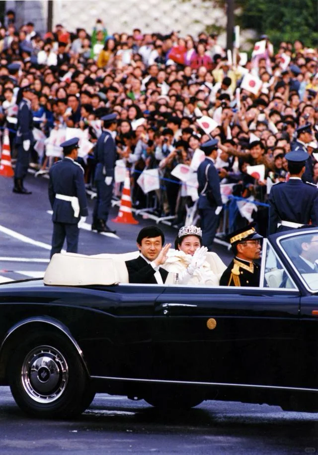 1993年日本皇室德仁夫妇乘坐劳斯莱斯敞篷