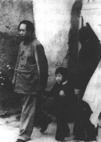 1945年10月，毛泽东从重庆回延安后，与李讷在一起