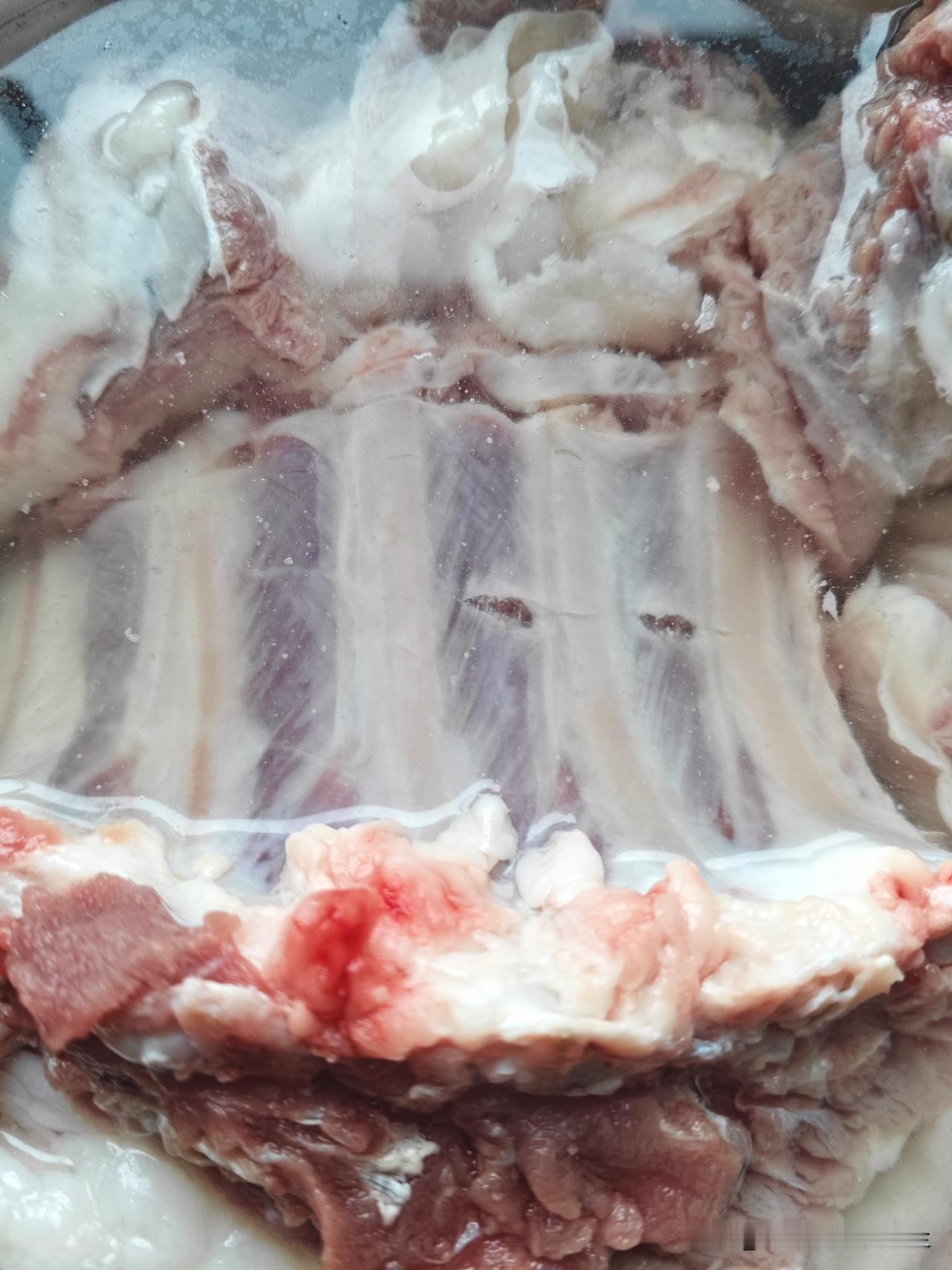 周日要返程回家了，知道儿子爱吃水饺，周五特意买了猪肉，并绞成了饺馅，还买了两把韭