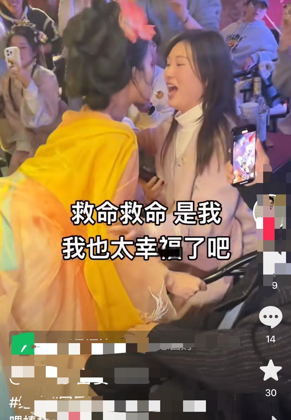 原来，上一个喂棒棒糖表演爆火的是位跳舞的小姐姐！

最近，葛仙村的npc 小黄鱼