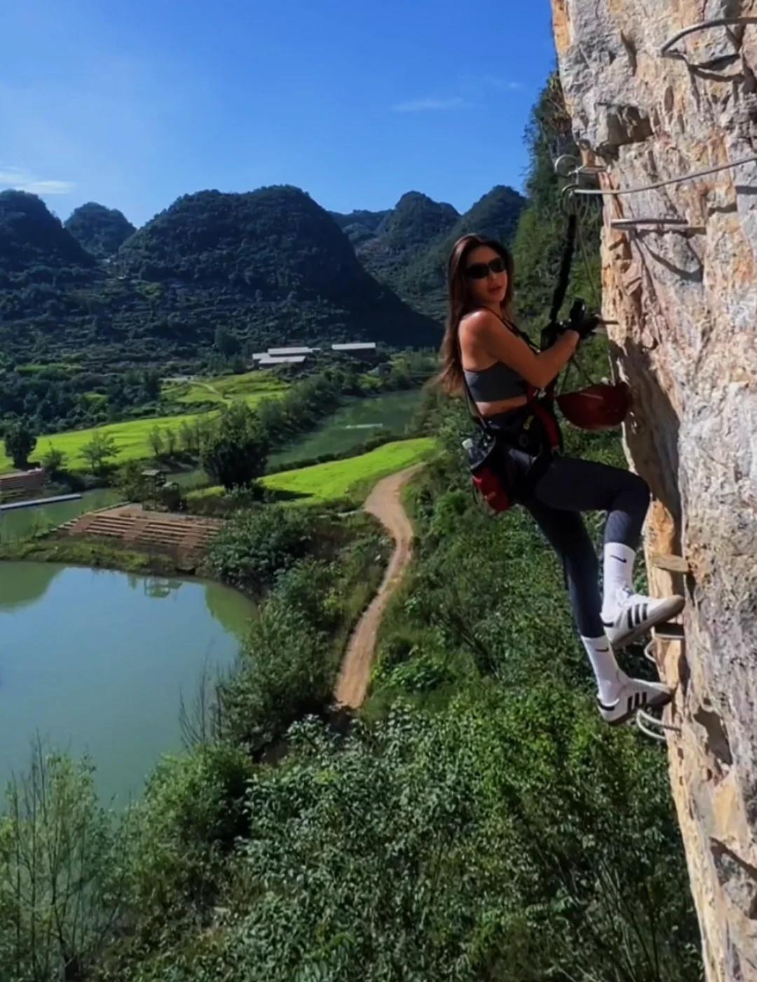 看 她在悬崖上面玩绳索！
想象张开手臂，山风从耳边呼啸而过
突然觉得：那些 KP