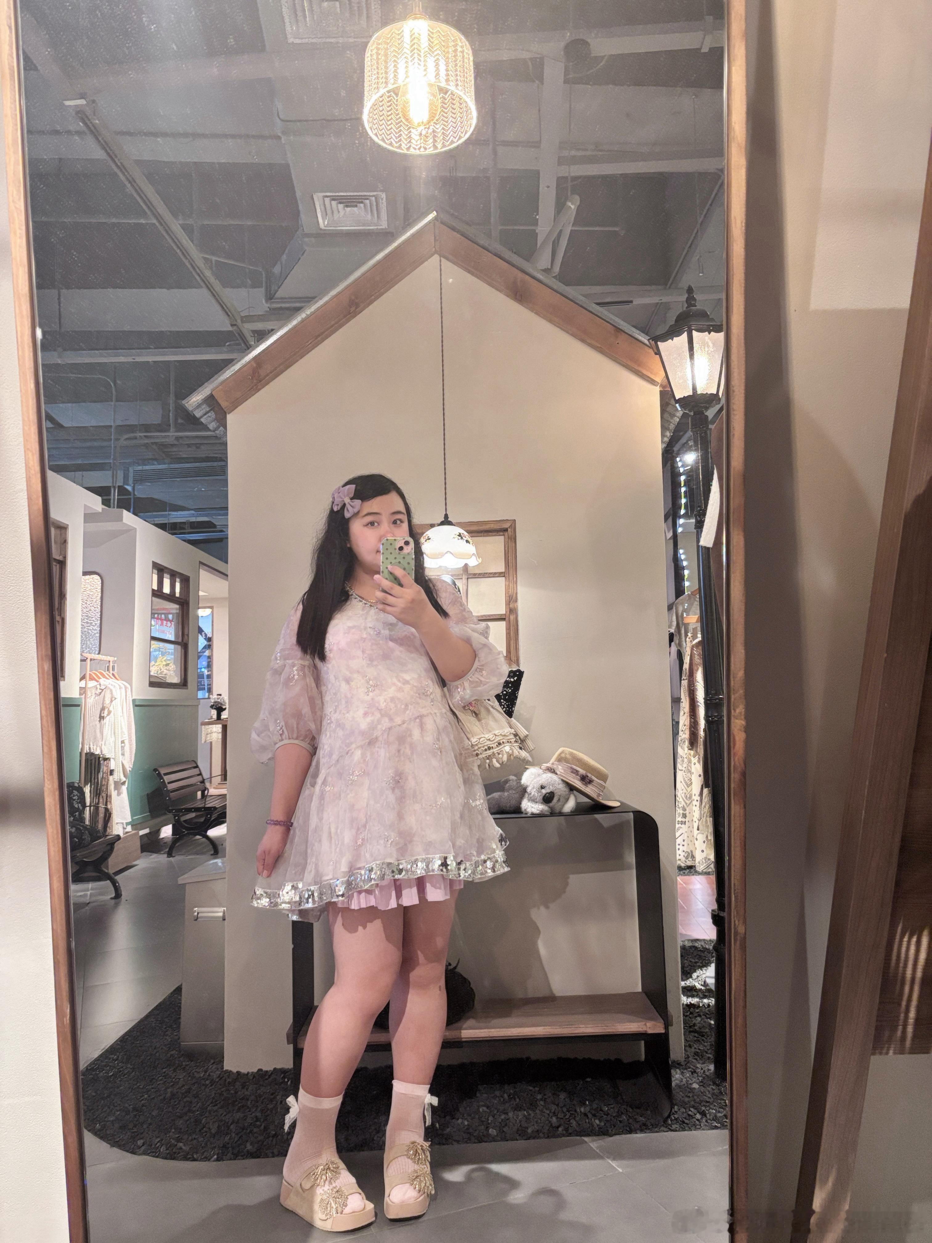 💜香芋紫的一天。这件衣服是杭州生产的，怪不得那么精致。 