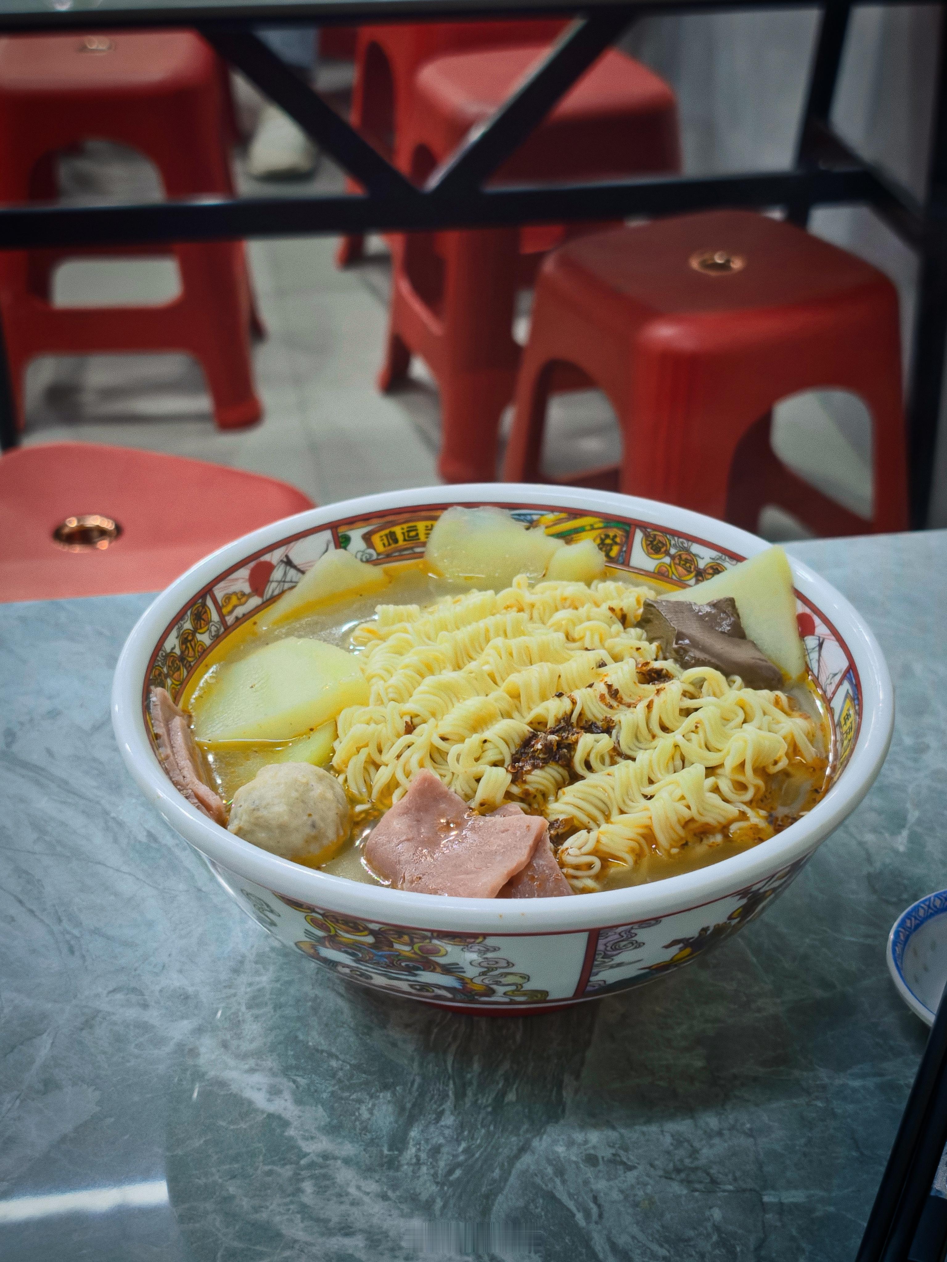 看到了麻辣烫店少有的真•鸡汤锅底但是味道只能归为“已吃” 