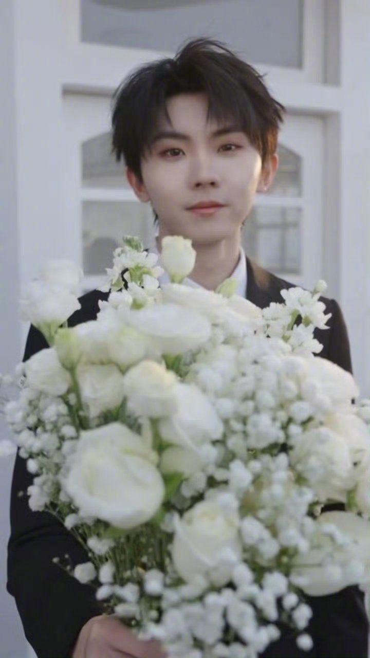 马嘉祺一千一万朵转场好用心的小马呀花是剧中寄灵同款花！捧花转场太心动了