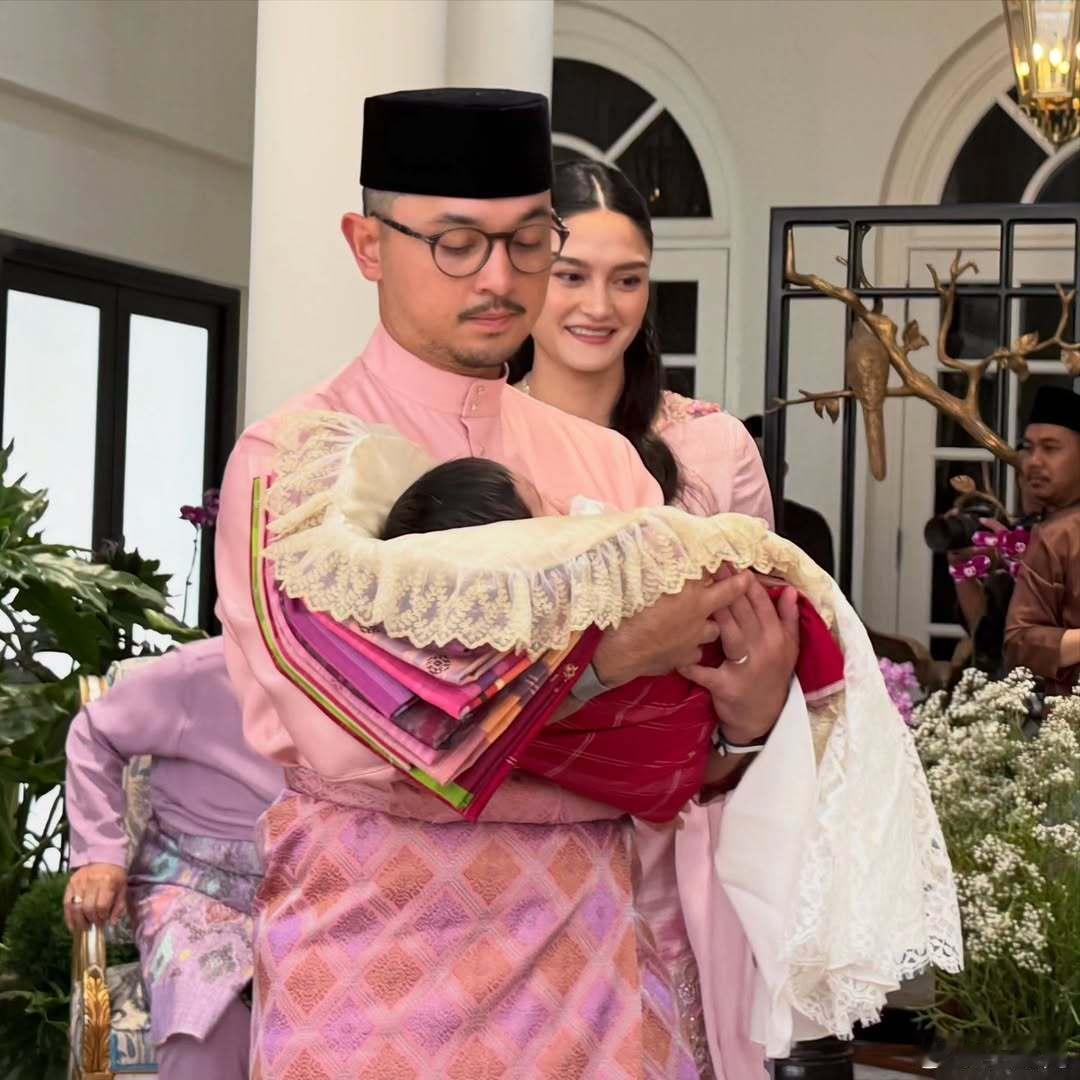 马来西亚王室 🇲🇾9月6日，彭亨穆罕默德王子和娜塔莎王妃的女儿Tengku 