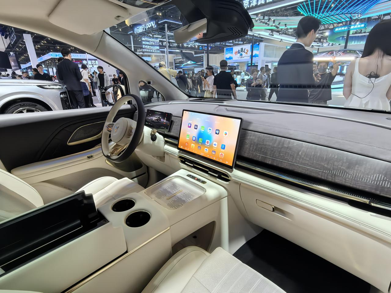 北京车展上，岚图梦想家典藏版也亮相了。新车内饰直接整了两种金色双拼配色：金黑和金