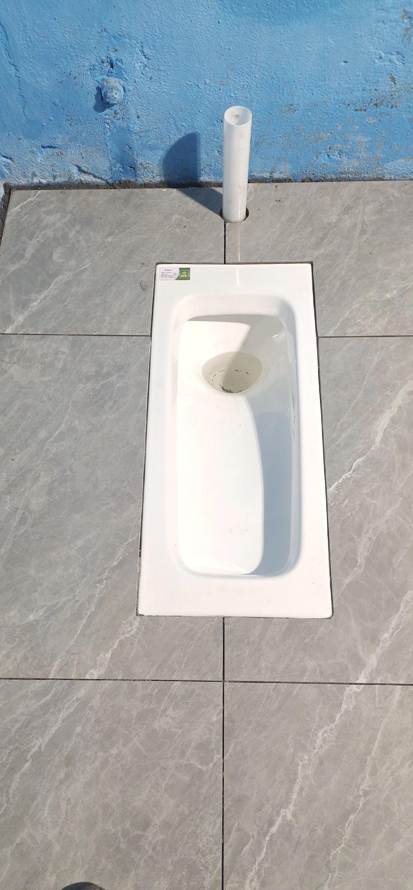 做好底层防水层之后，再安装排水管，预留接口要注意，否则高度受限制，安装蹲便器蹲坑下面需要这样固定安装，直接悬空放上去，会翻船，沉降，变形，业主们切记，监督到位。
 设计师