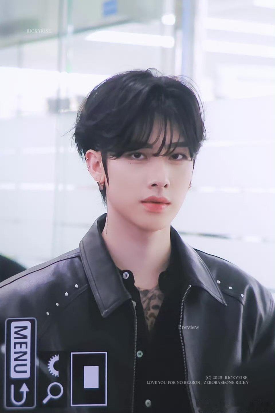 沈泉锐仁川机场出发路透，好Bking好冷>_<好哥哥