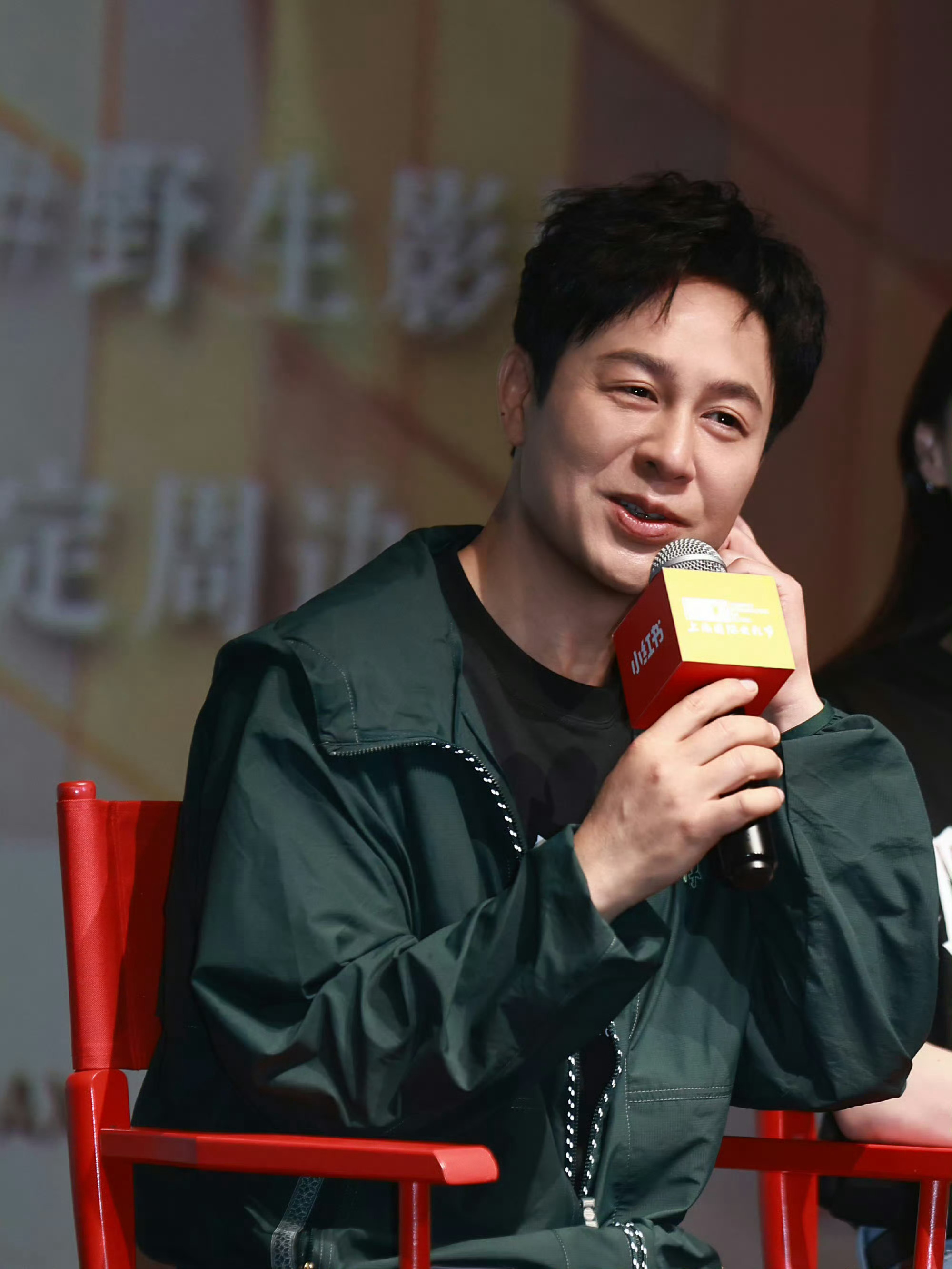 张颂文首封国际影帝张颂文金爵奖影帝听到获奖那一刻依旧谦逊平和，言语间感恩家人包容