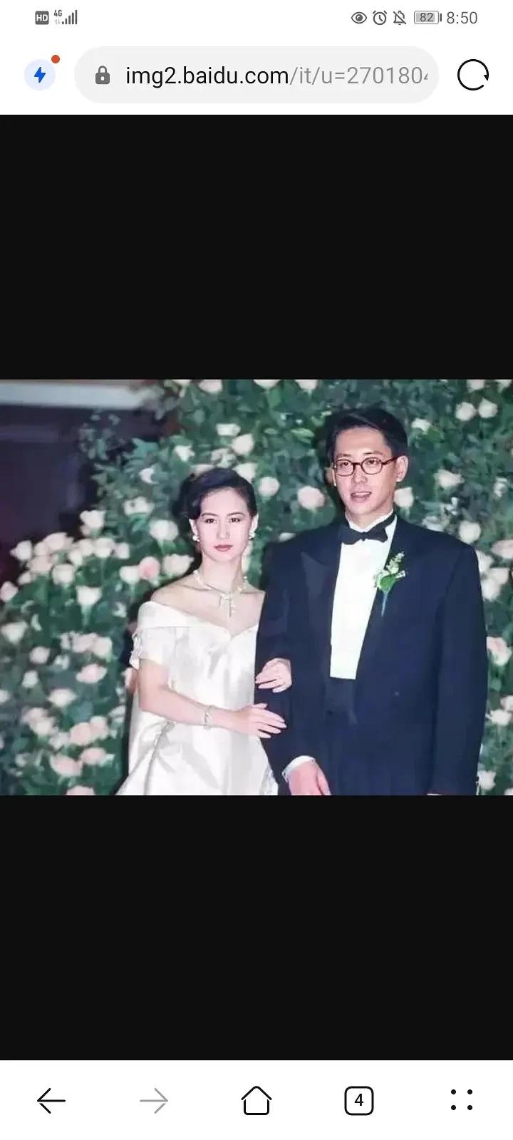 我第一次知道陈百强，是刚毕业进入一家港资公司，我们老板是香港人，他天天办公室放的