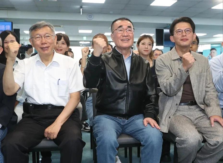 蓝白合 李四川与民众党新北竞选总部合体
国民党新北市长参选人李四川昨与民众党创党
