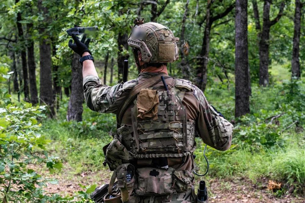 小型无人机也参与美国海军特种部队作战。
2025年6月11日，一名隶属于美国东海