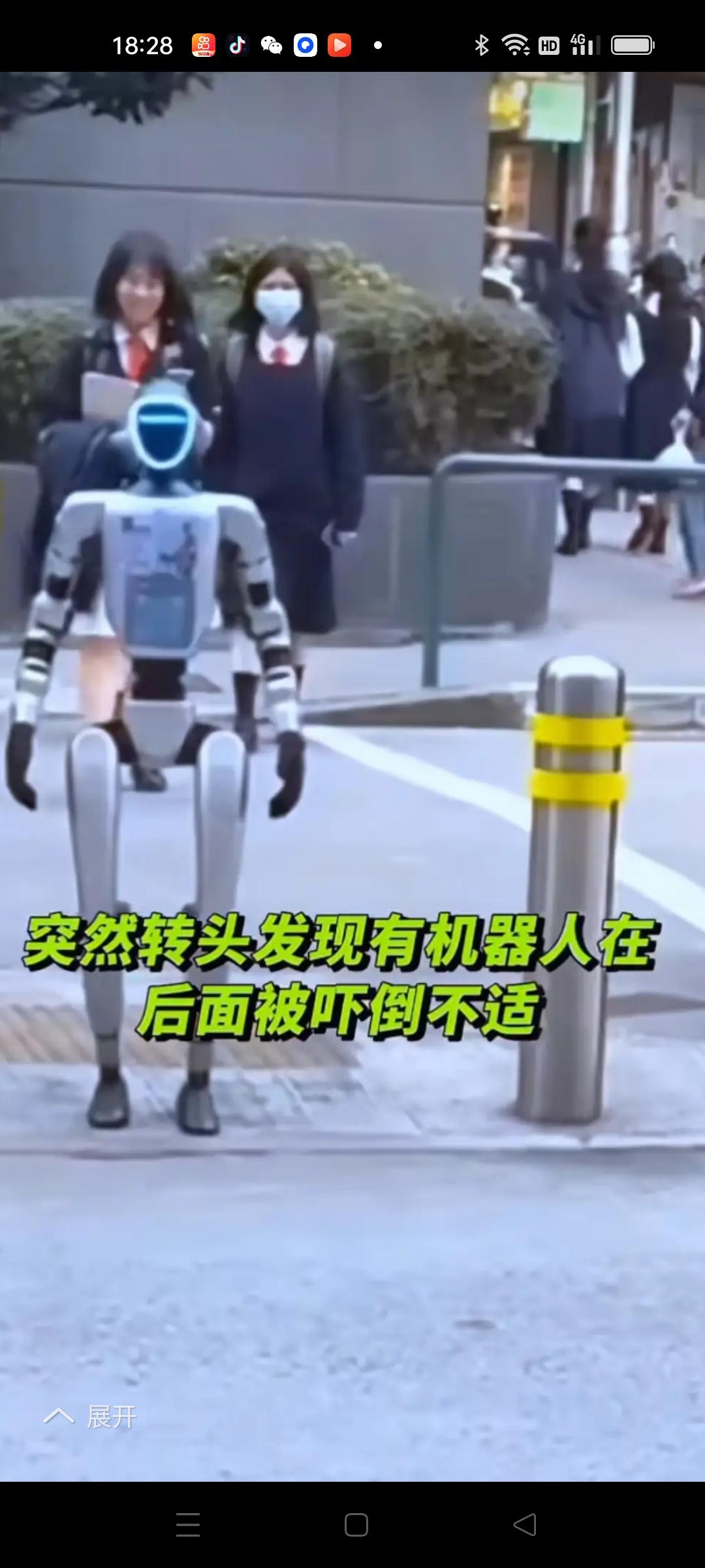 机器人当街惊吓到人被治安警员带走，这一幕在现代都市中竟然成了现实，令人啼笑皆非，